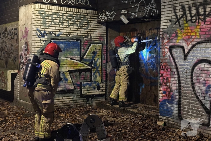 Brandweer zaagt kraakpand open wegens brand