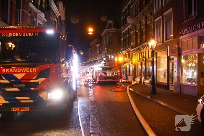 Brandweer schaalt groots op bij dakbrand