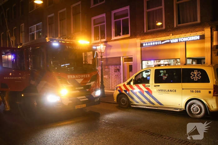 Brandweer schaalt groots op bij dakbrand