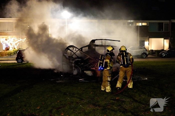 Hulpdiensten bekogeld met vuurwerk
