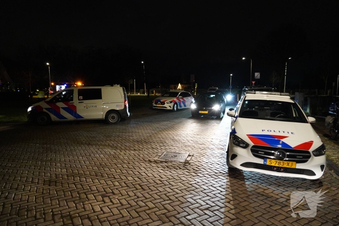 Hulpdiensten bekogeld met vuurwerk