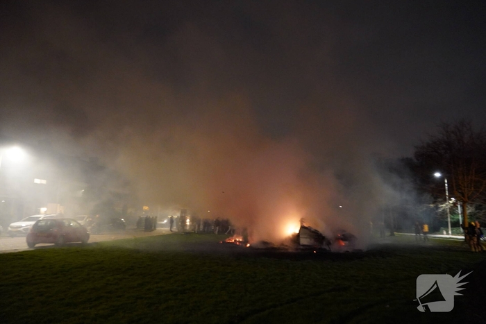 Hulpdiensten bekogeld met vuurwerk