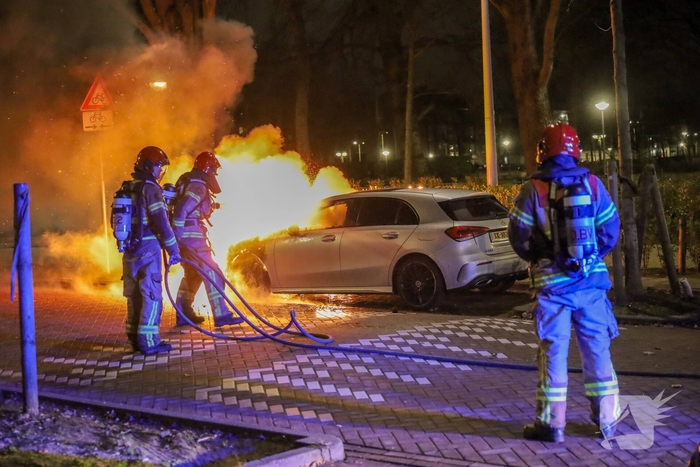 Vlammen aan voorzijde van auto