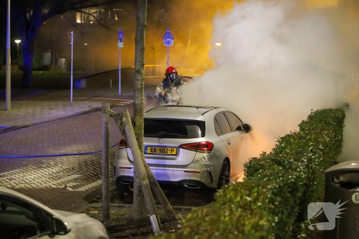 Vlammen aan voorzijde van auto