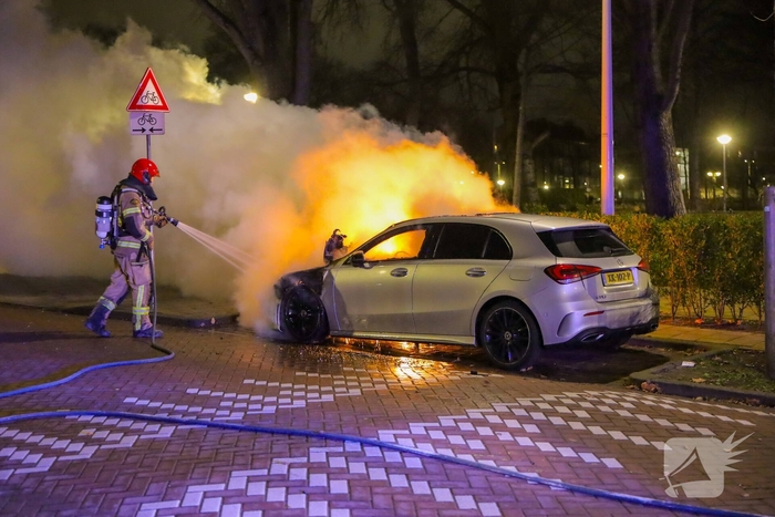 Vlammen aan voorzijde van auto