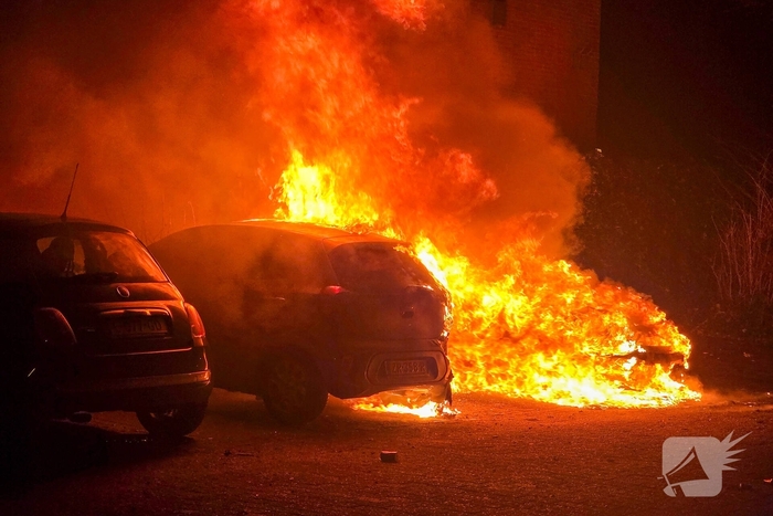 Brand verwoest meerdere auto's
