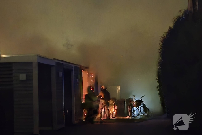 Brand in bijgebouw veroorzaakt rookontwikkeling