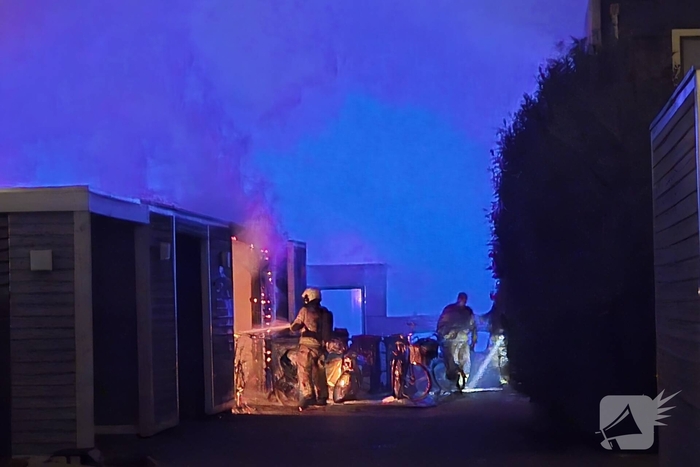 Brand in bijgebouw veroorzaakt rookontwikkeling