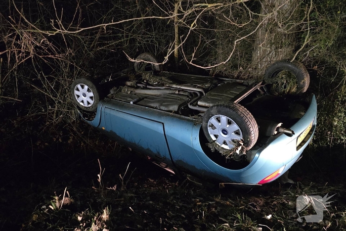 Auto belandt op de kop na ongeval