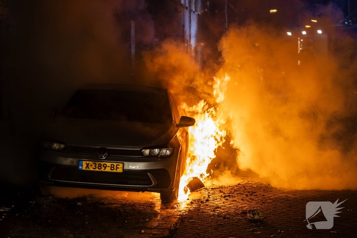 Vuurwerk belandt onder auto en verwoest twee auto's