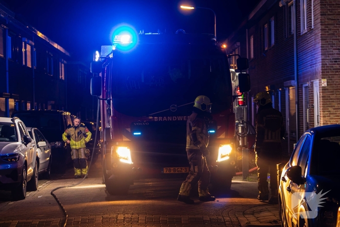 Vuurwerk belandt onder auto en verwoest twee auto's