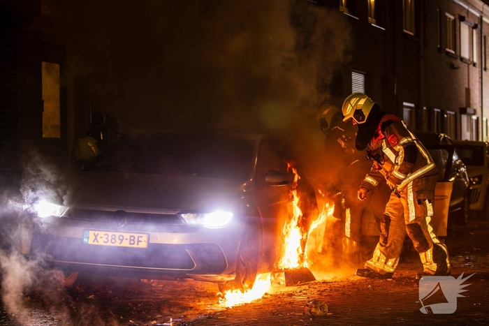 Vuurwerk belandt onder auto en verwoest twee auto's