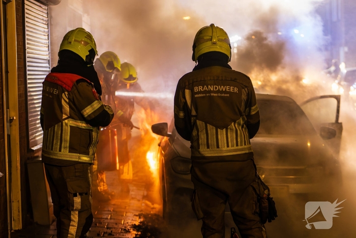 Vuurwerk belandt onder auto en verwoest twee auto's