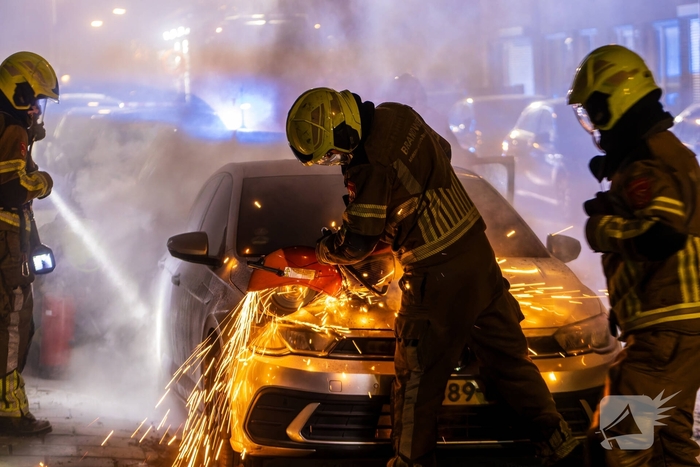 Vuurwerk belandt onder auto en verwoest twee auto's
