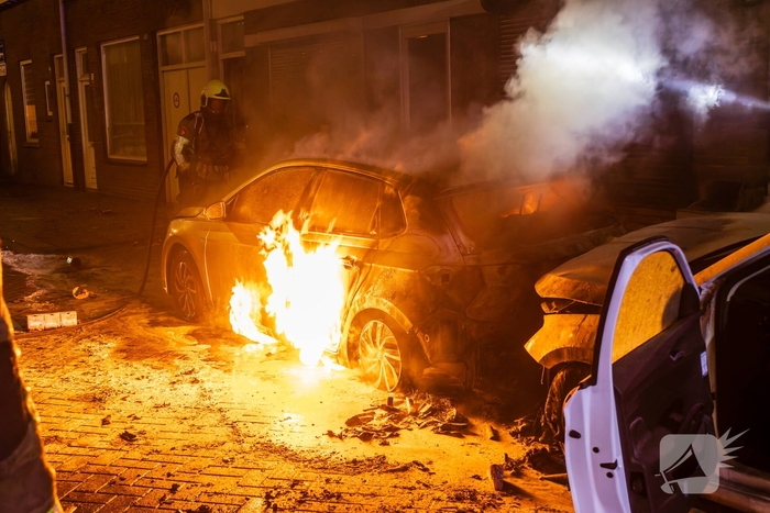 Vuurwerk belandt onder auto en verwoest twee auto's