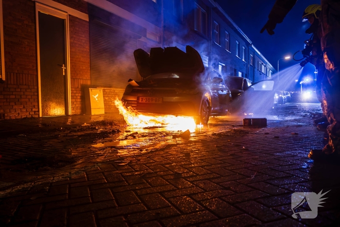 Vuurwerk belandt onder auto en verwoest twee auto's