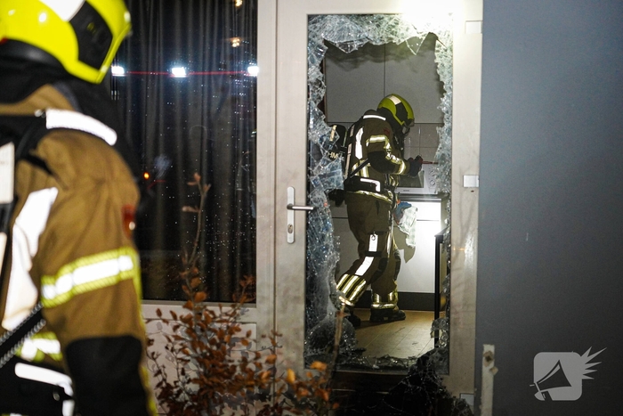 Ruit van deur geforceerd wegens brandmelding