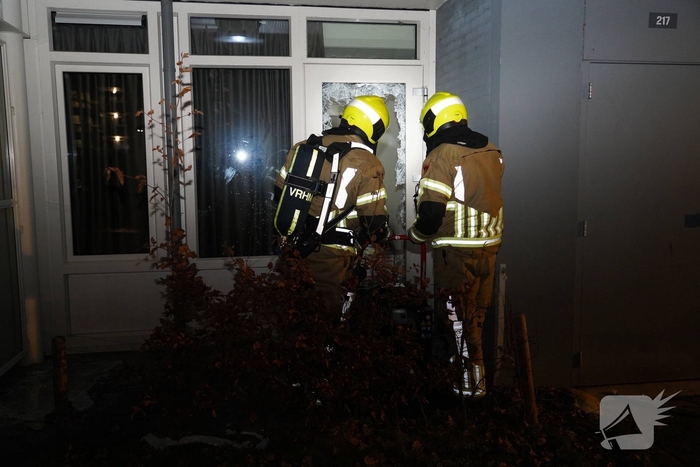 Ruit van deur geforceerd wegens brandmelding