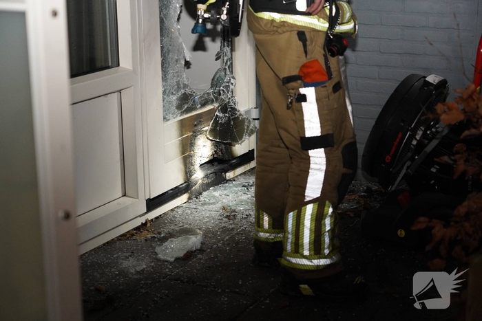 Ruit van deur geforceerd wegens brandmelding