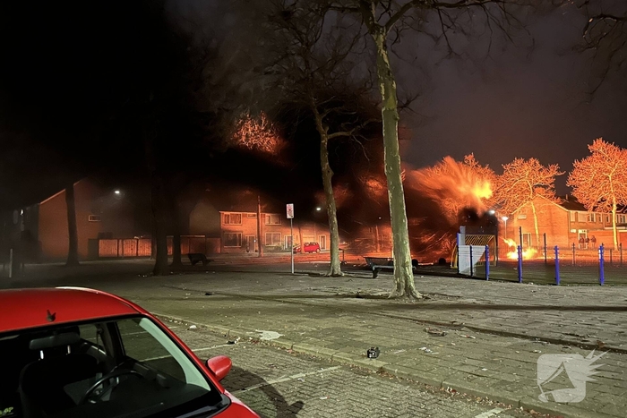 Buitenbrand zorgt voor zwarte rookwolken