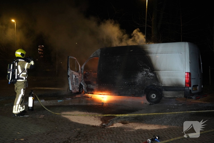 Bestelbus pakketbezorging uitgebrand