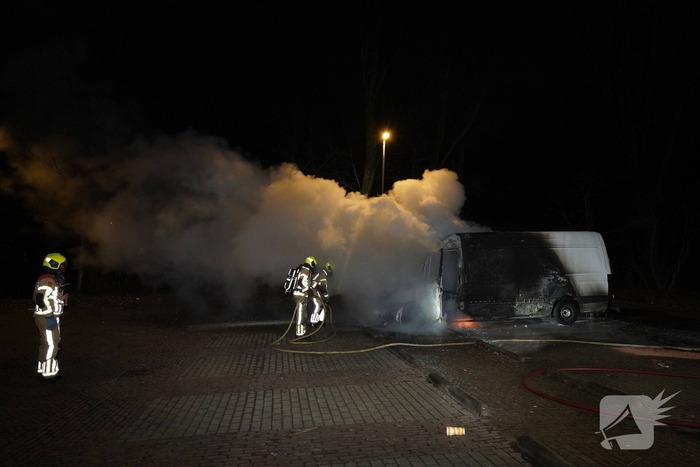 Bestelbus pakketbezorging uitgebrand