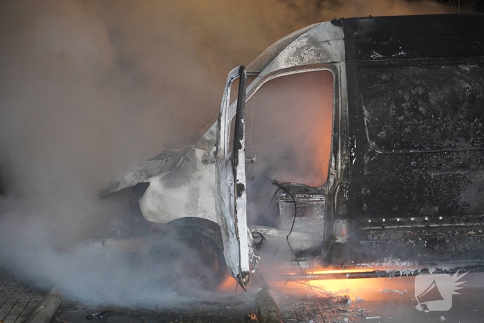 Bestelbus pakketbezorging uitgebrand