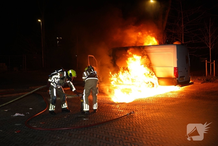 Bestelbus pakketbezorging uitgebrand