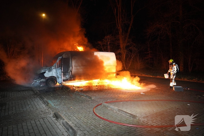 Bestelbus pakketbezorging uitgebrand