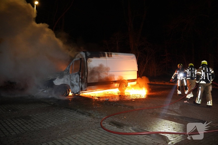Bestelbus pakketbezorging uitgebrand