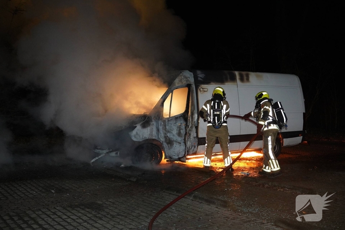 Bestelbus pakketbezorging uitgebrand