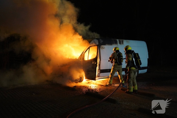 Bestelbus pakketbezorging uitgebrand