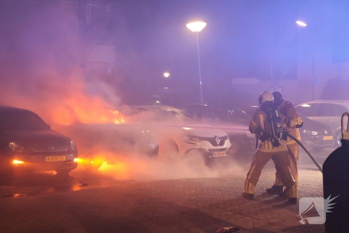 Brand in auto verwoest meerdere voertuigen