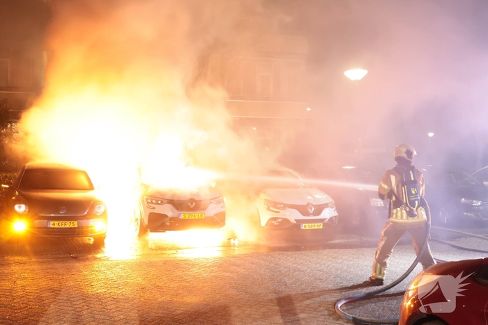 Brand in auto verwoest meerdere voertuigen