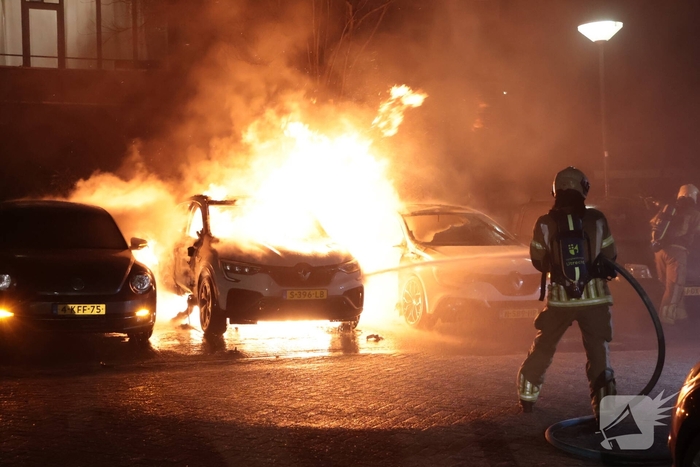 Brand in auto verwoest meerdere voertuigen
