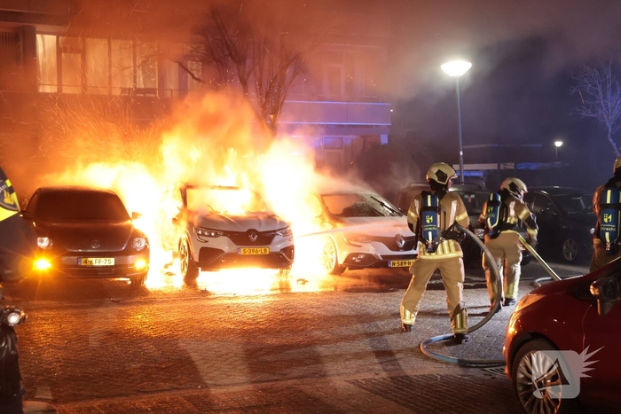Brand in auto verwoest meerdere voertuigen