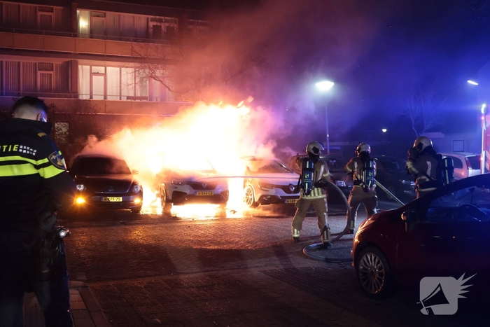 Brand in auto verwoest meerdere voertuigen