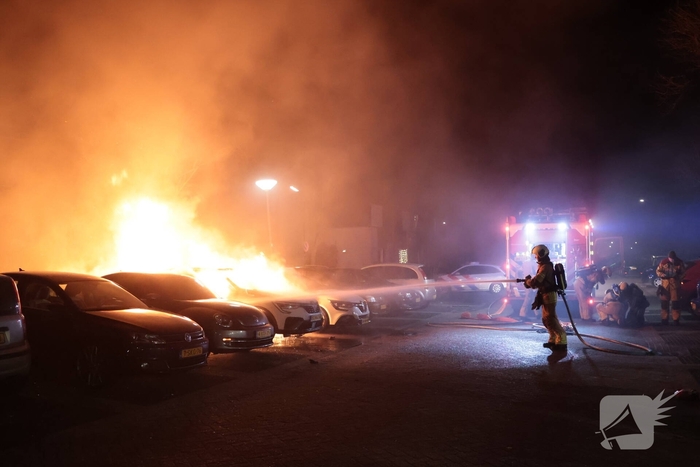 Brand in auto verwoest meerdere voertuigen