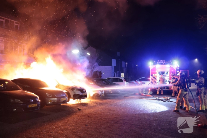 Brand in auto verwoest meerdere voertuigen