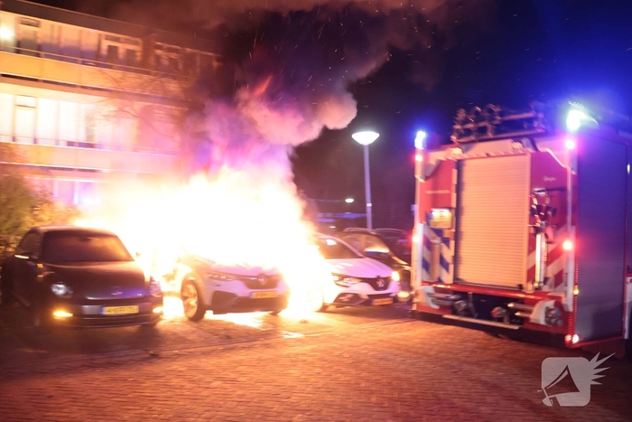 Brand in auto verwoest meerdere voertuigen