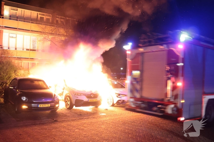 Brand in auto verwoest meerdere voertuigen