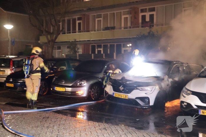 Brand in auto verwoest meerdere voertuigen