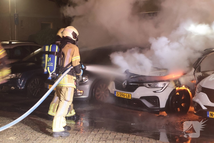 Brand in auto verwoest meerdere voertuigen