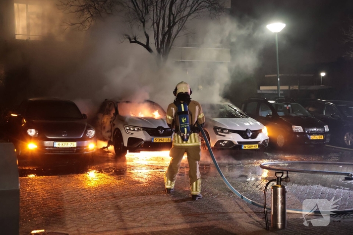 Brand in auto verwoest meerdere voertuigen