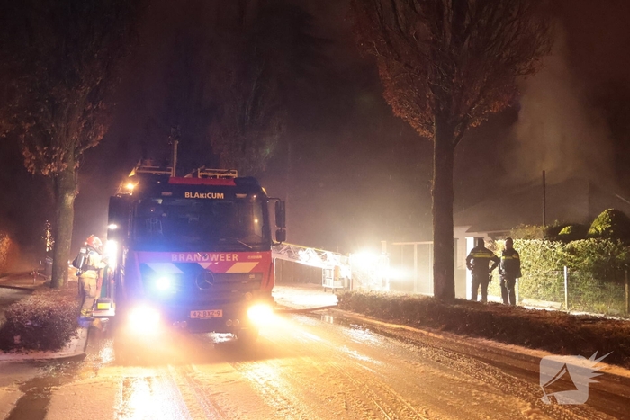 Uitslaande brand in rietgedekte woning