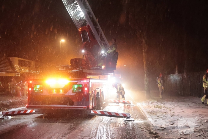 Uitslaande brand in rietgedekte woning