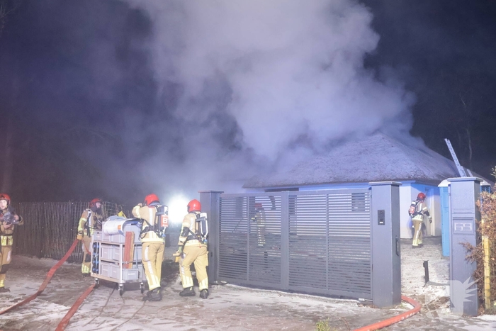 Uitslaande brand in rietgedekte woning
