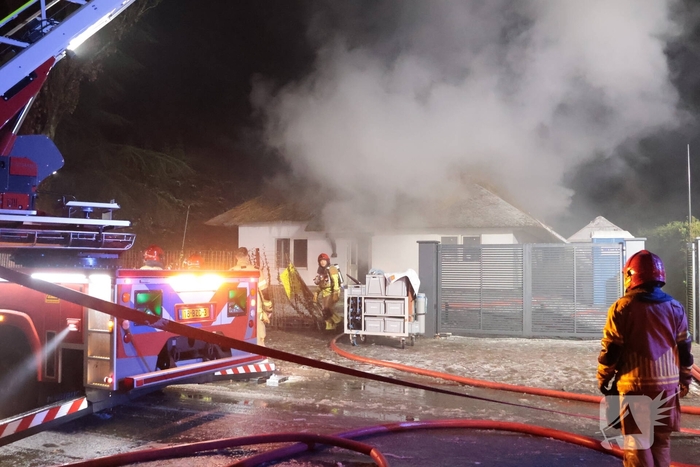 Uitslaande brand in rietgedekte woning