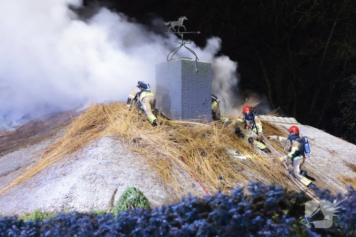Uitslaande brand in rietgedekte woning