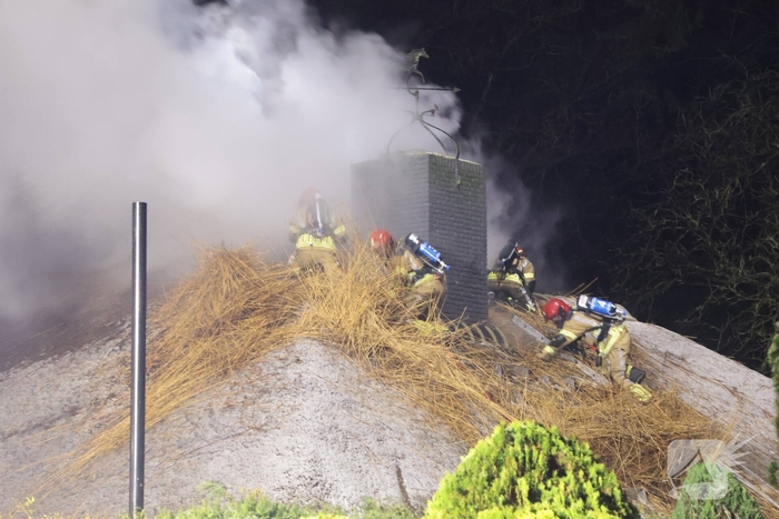 Uitslaande brand in rietgedekte woning